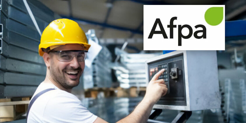 Ouvrier heureux d'actionner une machine + logo de l'AFPA