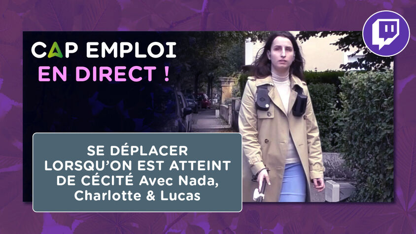 Nada marche dans la rue avec sa canne blanche et son dispositif Biped