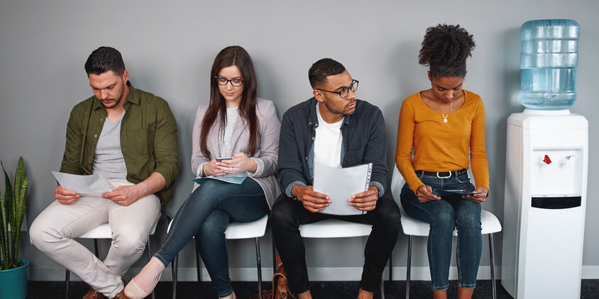 Groupe de personne attendant avec des CV