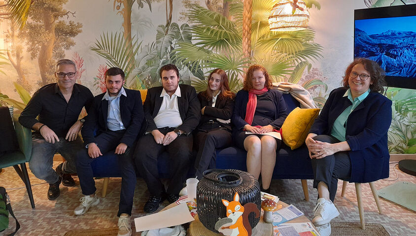 Boris, les 4 jeunes et Cendrine à la cravate solidaire.