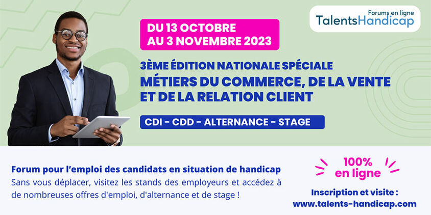 Homma qui consulte une tablette.