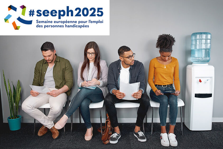 Quatre personnes avec des CV dans la main (2 hommes et 2 femmes) attendent pour passer un entretien.