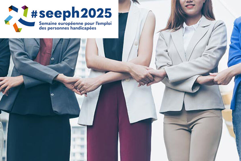 Image de femmes qui se donnent la main pour se soutenir.