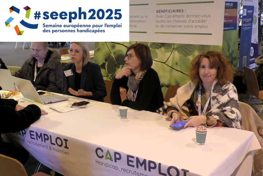 Chargée de mission Cap emploi qui discutent avec des bénéficiaires sur un stand Cap emploi.