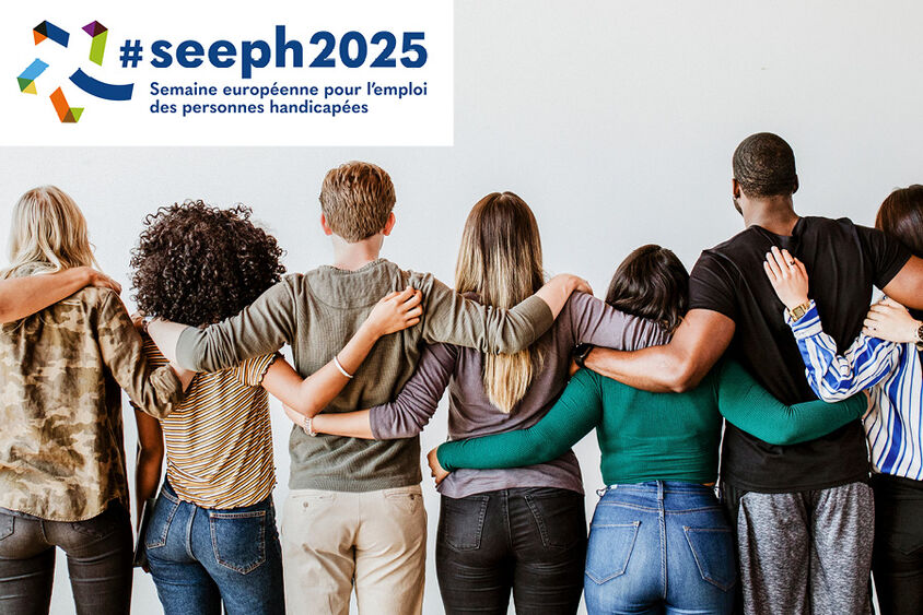 Photo de gens vue de dos qui se soutiennent les uns les autres, en étant bras dessus, bras dessous...