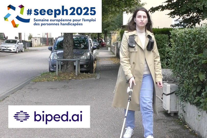 Nada marche dans la rue avec son dispositif biped.ai
