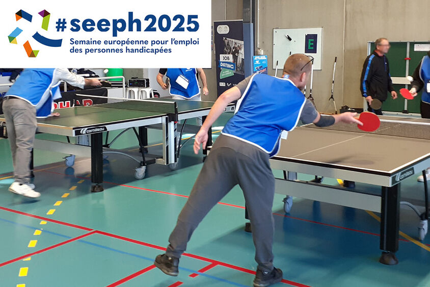 Personnes jouant au ping-pong.