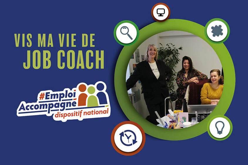 L'équipe de l'emploi accompagné tiens la pose dans son bureau, entouré de pictogrammes liés à l'organisation (loupe, horloge, ordinateur)...