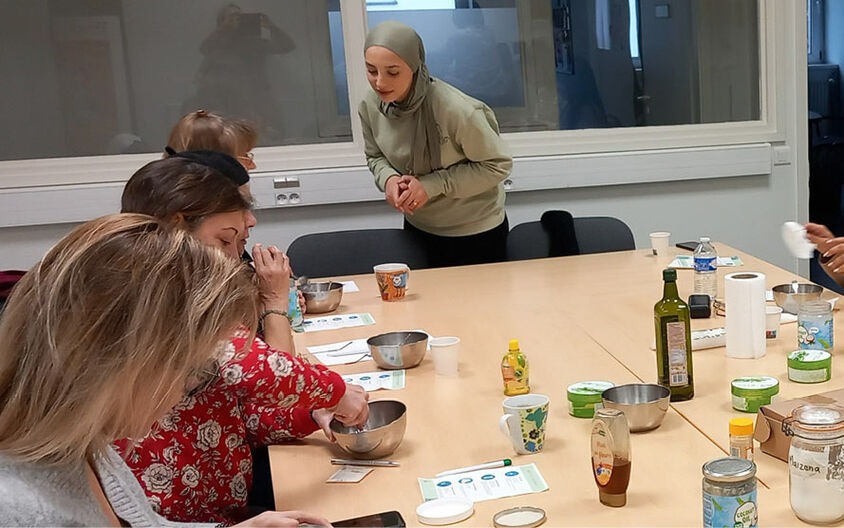 Un atelier de soin de beauté qui ressemble un peu à un atelier de cuisine.