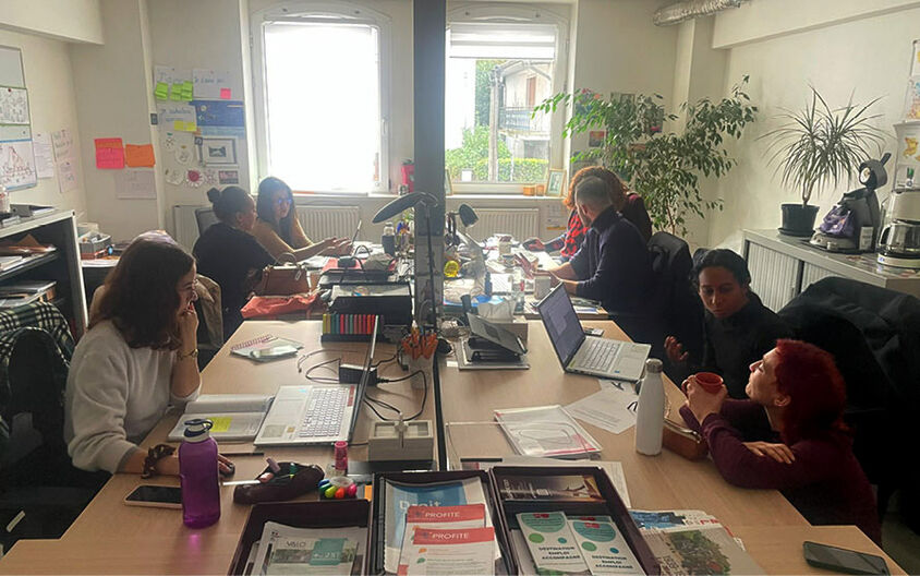 Plusieurs conseillère Emploi Accompagné discute avec des agent du réseau pour l'emploi dans un bureau de manière totalement décontractée.