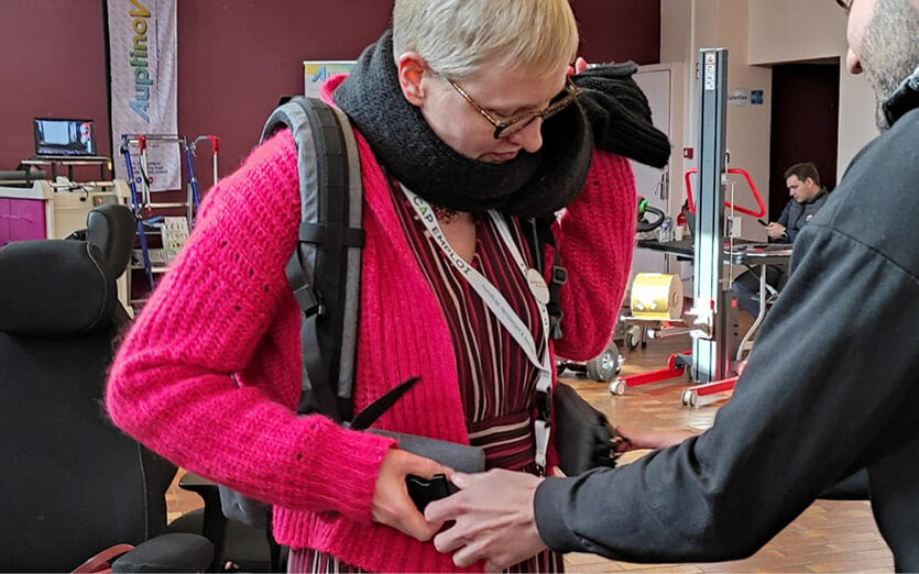 Une chargée de mission qui teste un exo-squelette.