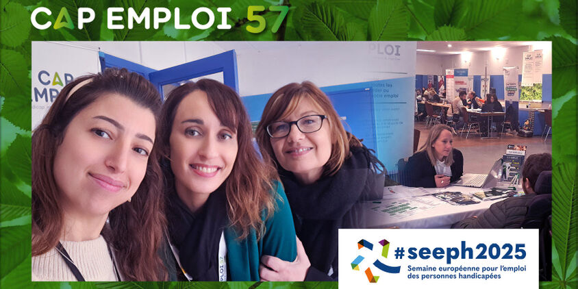 Trois chargée de mission qui prennent la pose devant un stand Cap emploi dans un forum pour l'emploi.